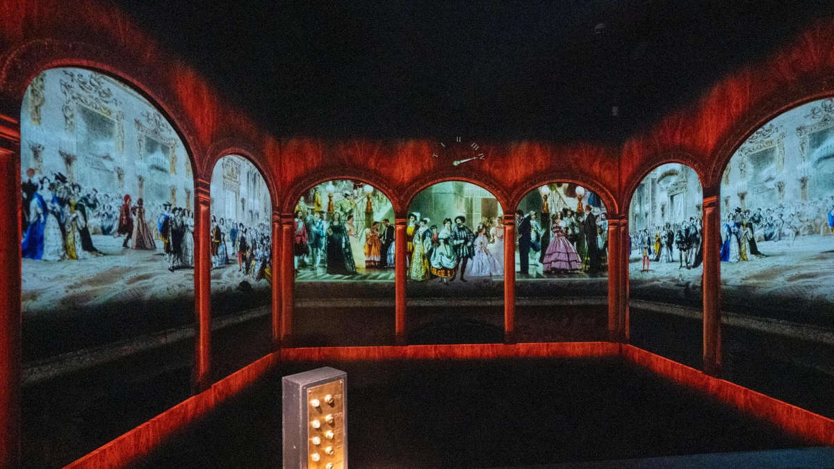 Palazzo Reale Napoli - Istallazione luminosa "L'ascensore del Re"