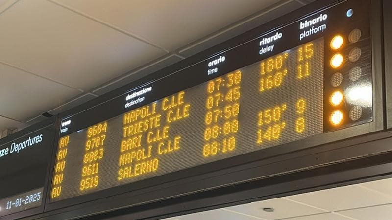 Treni bloccati e Salvini finisce nel mirino: "Il peggior ministro dei trasporti della storia"