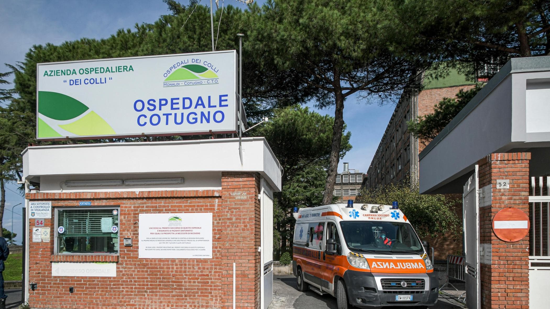 A Napoli aggredita una dottoressa del pronto soccorso: arrestata 41enne, denunciati tre familiari"