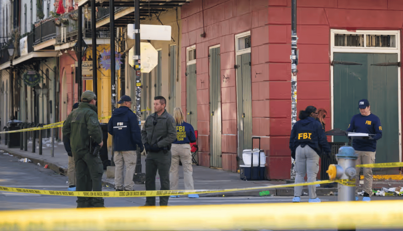 Pickup lanciato contro la folla a New Orleans uccide dieci persone: aveva la bandiera dell'Isis