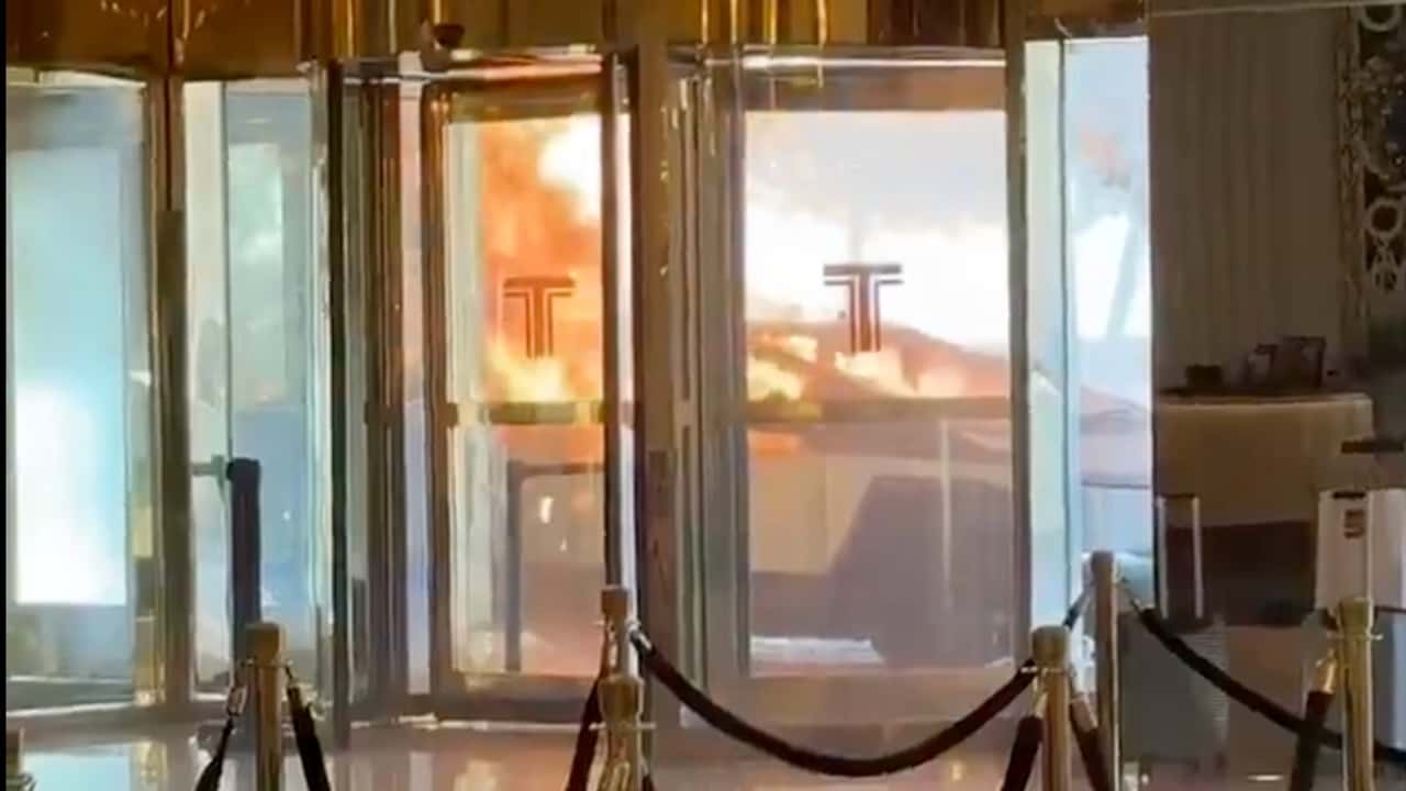 Una Tesla esplode alla Trump Tower di Las Vegas, un morto e 7 feriti: non si esclude il terrorismo