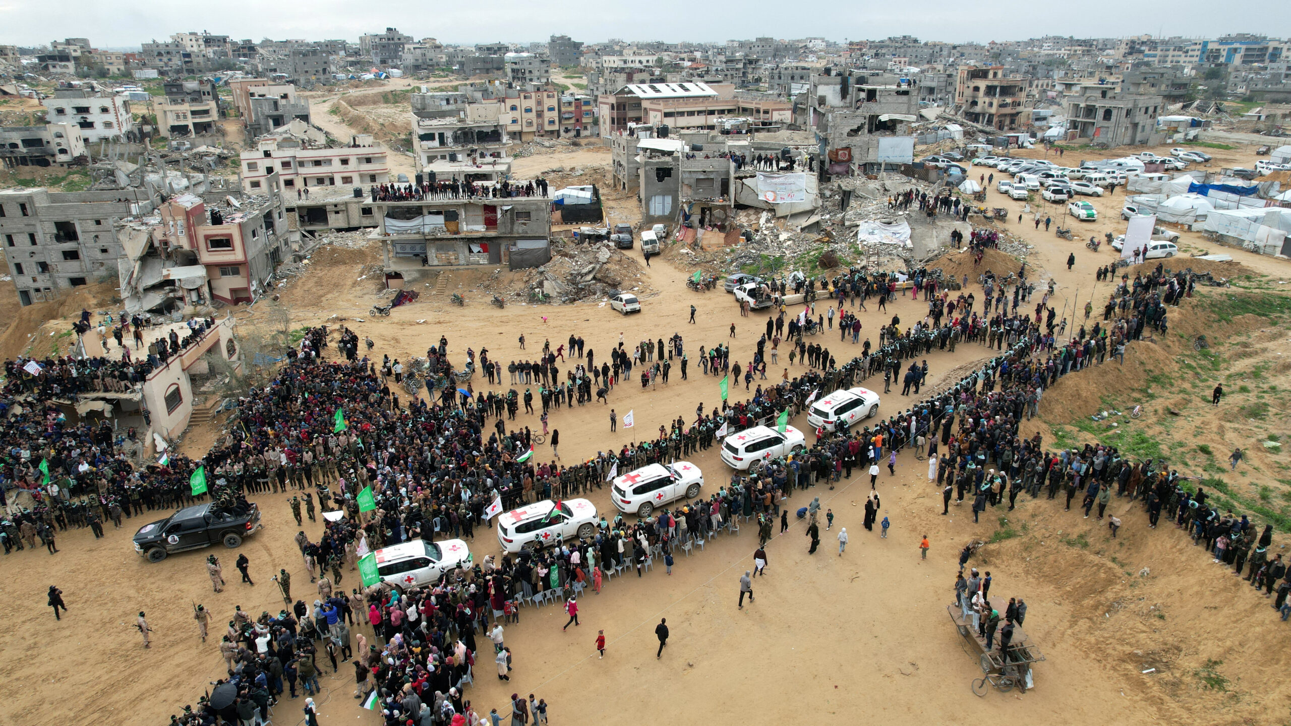 L’Onu critica la cerimonia di consegna dei corpi degli ostaggi israeliani a Gaza: "Violato il diritto internazionale"