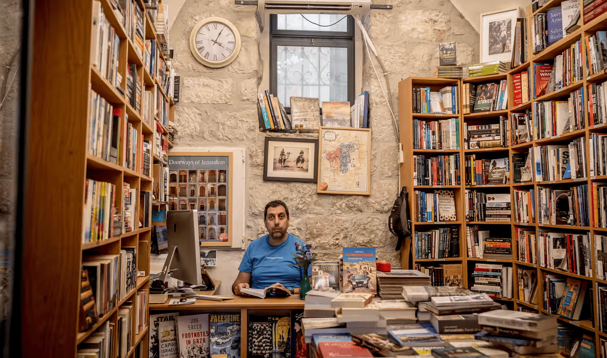 La polizia israeliana irrompe nella più famosa libreria palestinese di Gerusalemme e arresta i proprietari