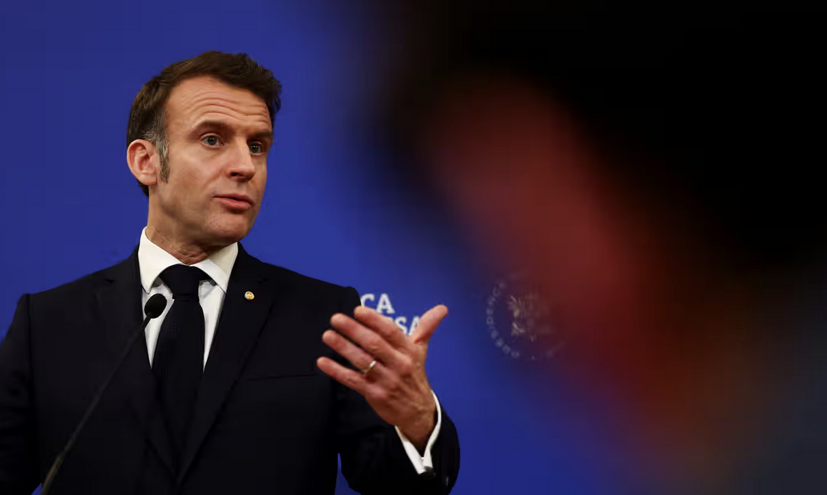 Macron preannuncia che la Ue vuole introdurre dazi reciproci su acciaio e alluminio come risposta a Trump