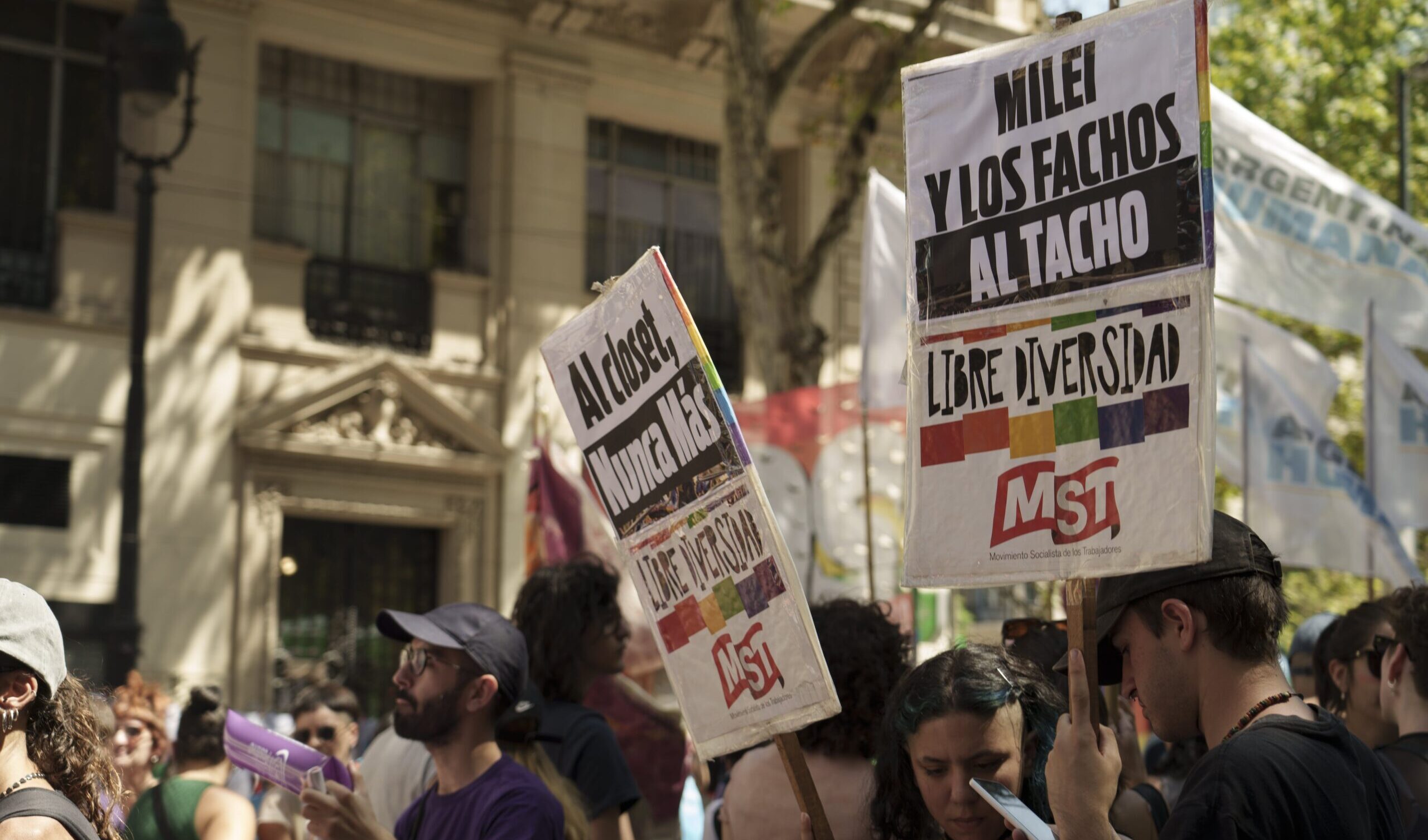 Milioni di argentini in piazza nelle grandi città contro l'omofobia e le politiche liberticide di Milei