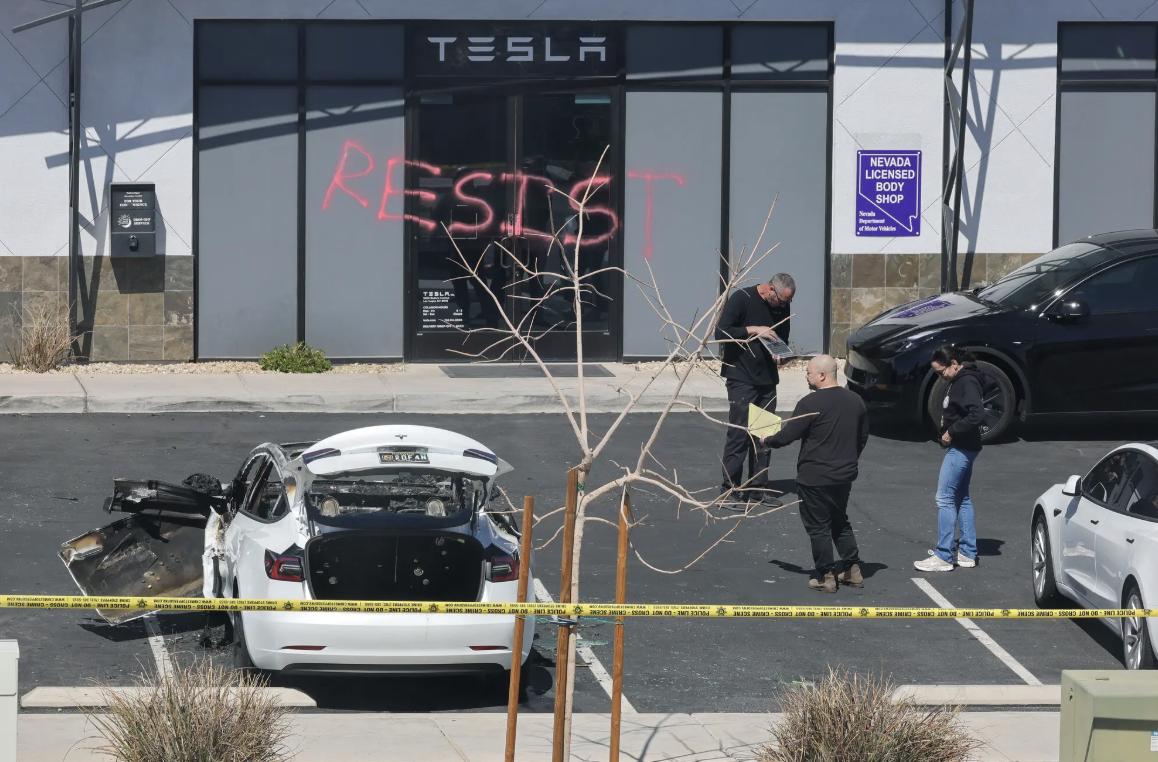 Trump definisce 'terrorista' da deportare chi vandalizza le Tesla dopo aver scarcerato i terroristi veri di Capitol Hill